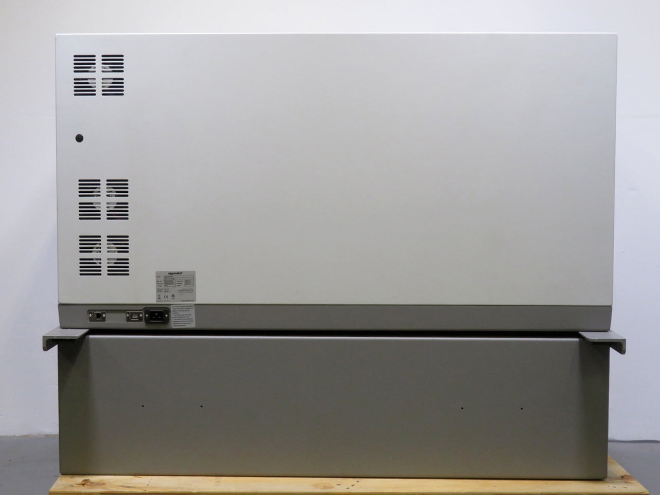 Eppendorf Innova S44i Refrigerated Incubator Shaker