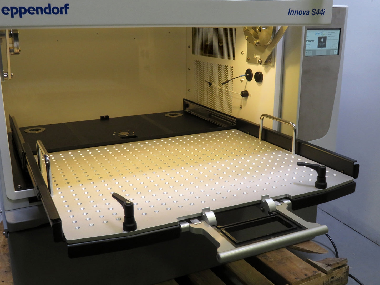 Eppendorf Innova S44i Refrigerated Incubator Shaker
