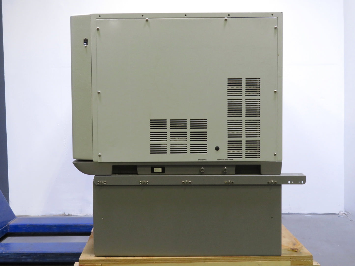 Eppendorf Innova S44i Refrigerated Incubator Shaker