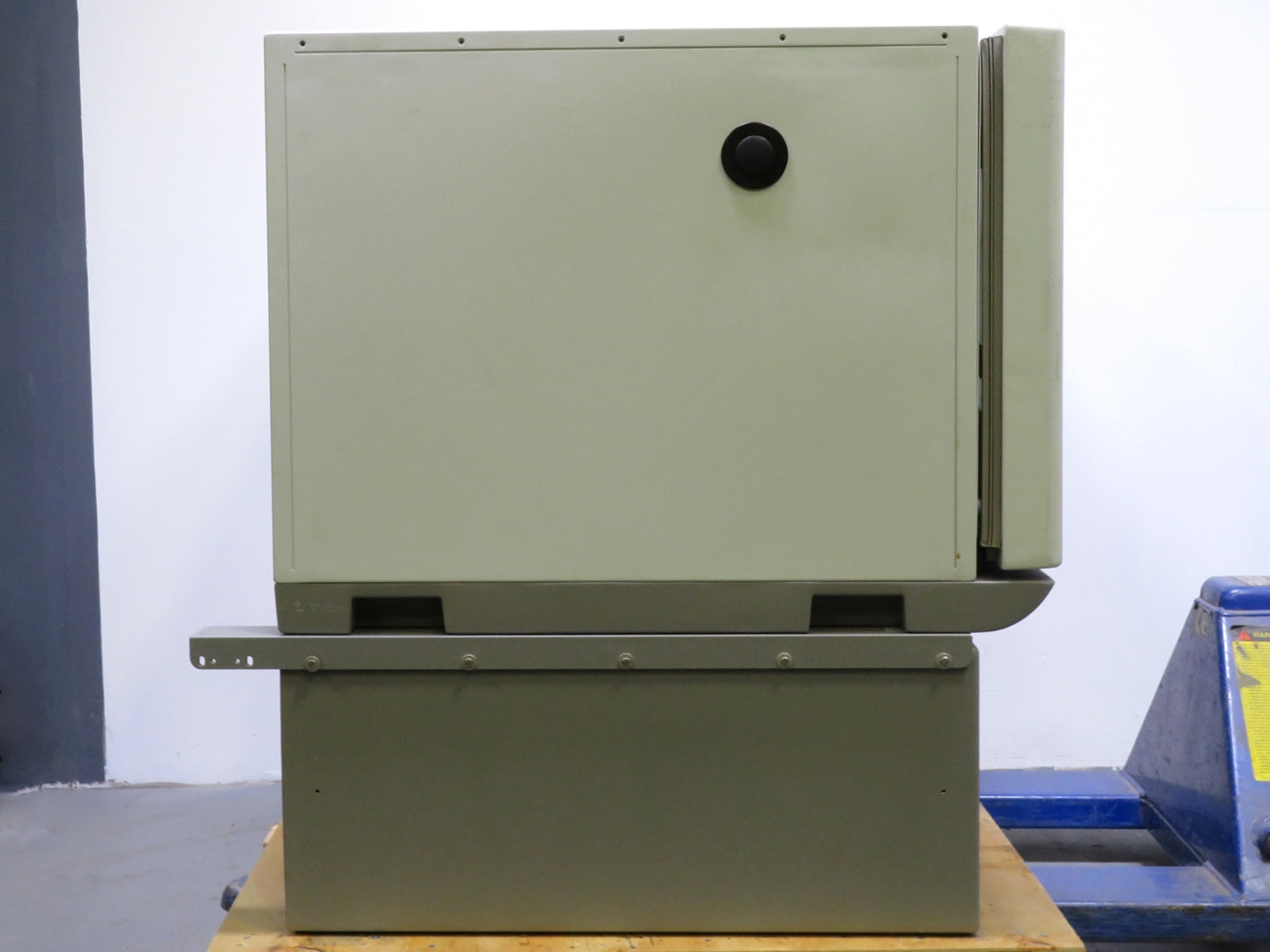 Eppendorf Innova S44i Refrigerated Incubator Shaker