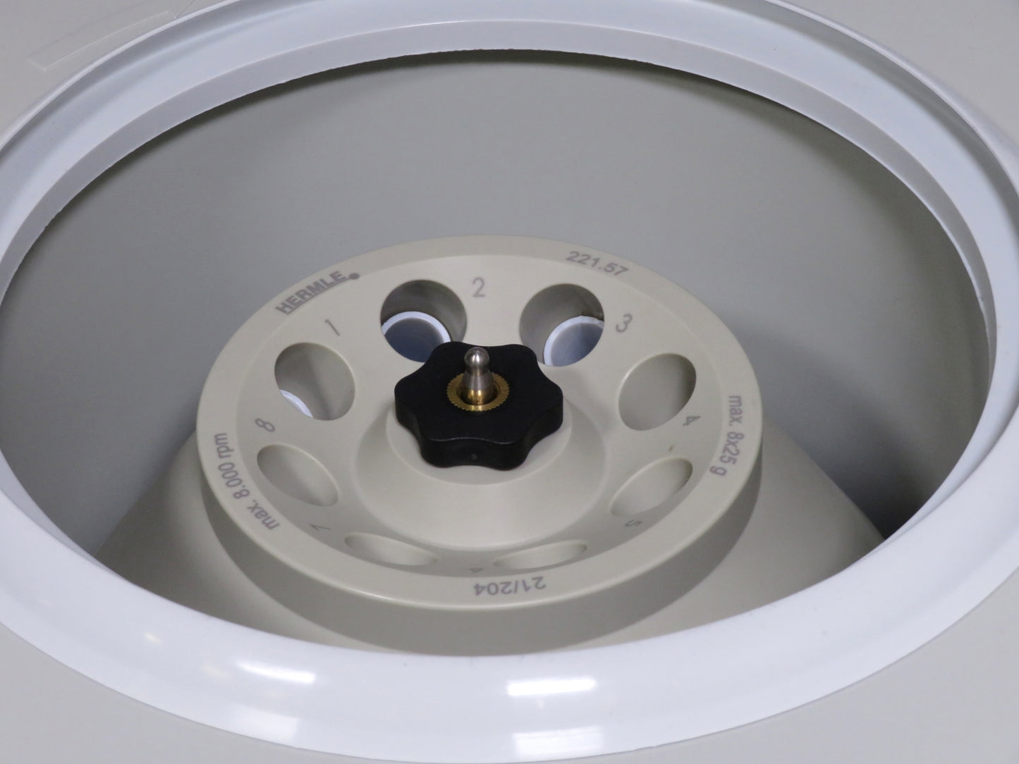 Hermle Z207-A Centrifuge w/ 221.57 8 x 15ml Fixed Angle Rotor