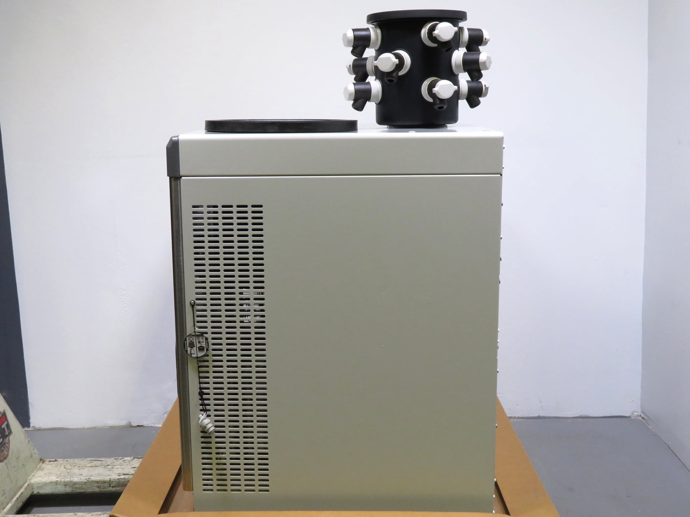 Labconco FreeZone 12L -84C Console Freeze Dryer System, PTFE Coated, 230V