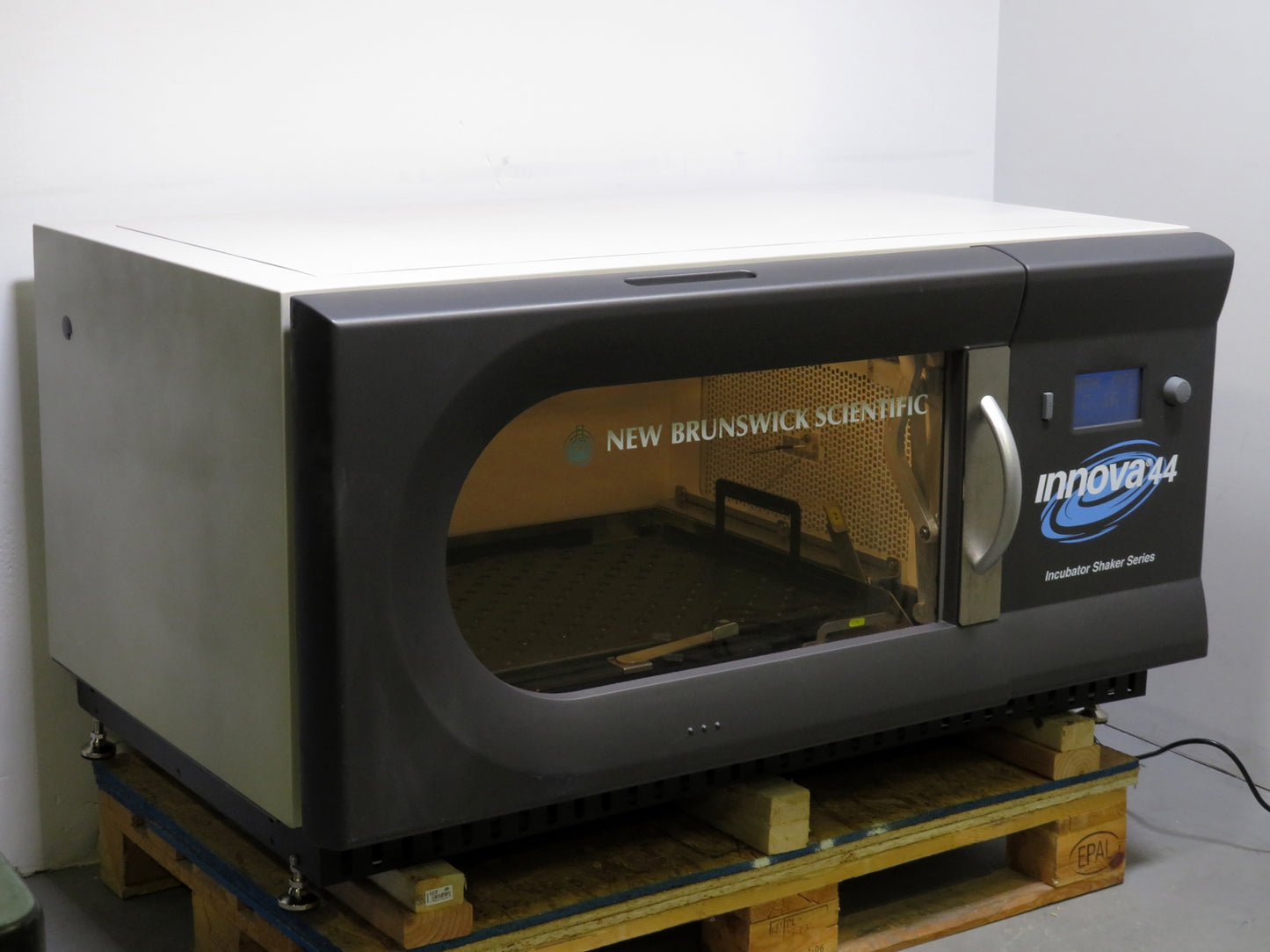 New Brunswick Innova 44 Incubator Shaker