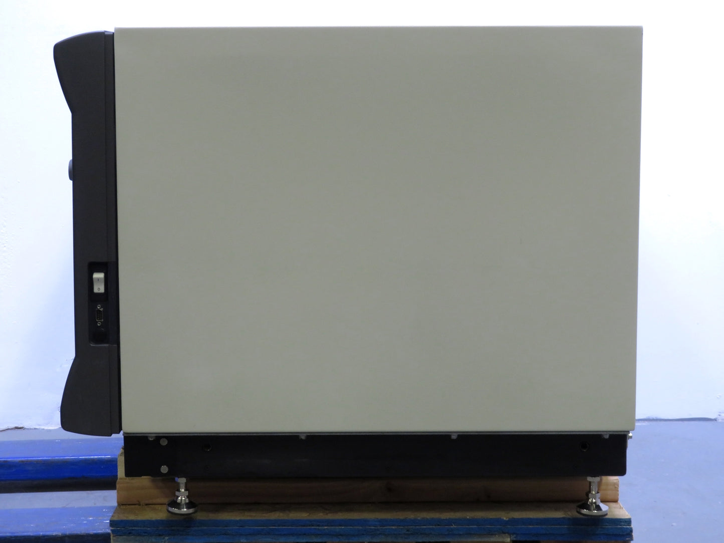 New Brunswick Innova 44 Incubator Shaker