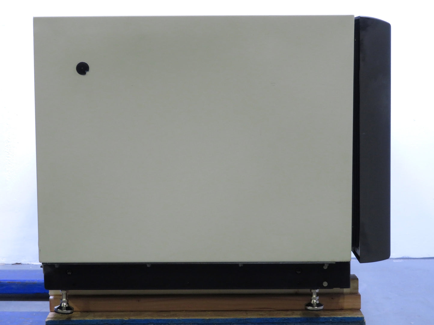 New Brunswick Innova 44 Incubator Shaker