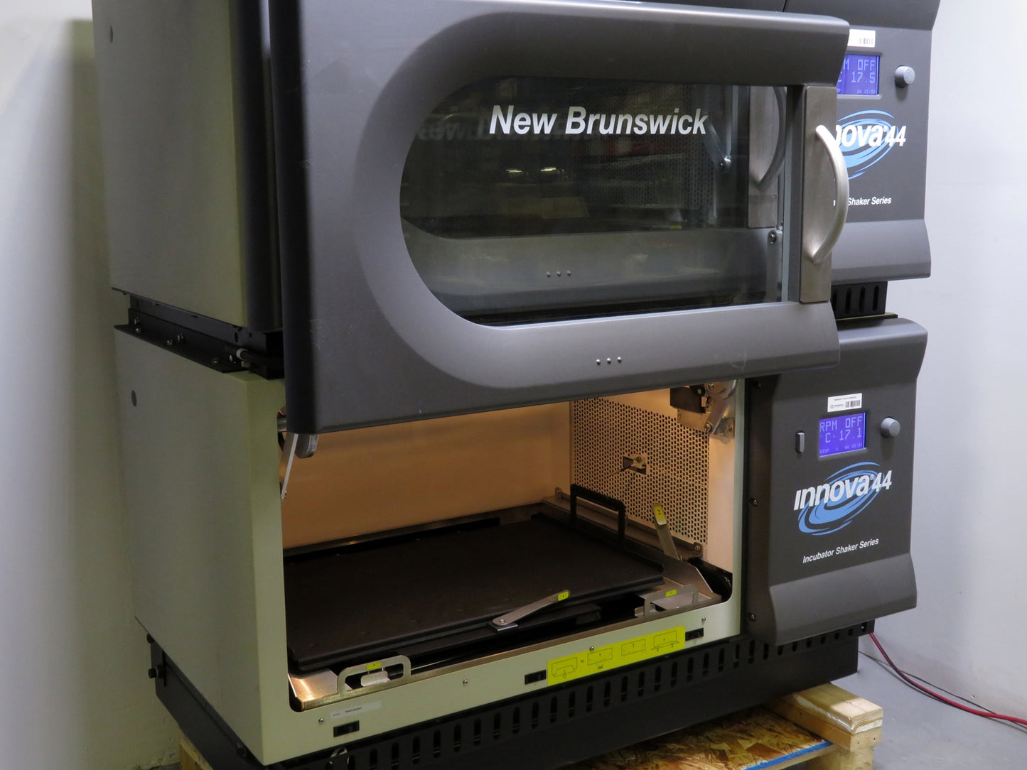 New Brunswick Innova 44 Incubator Shaker Dual Stack