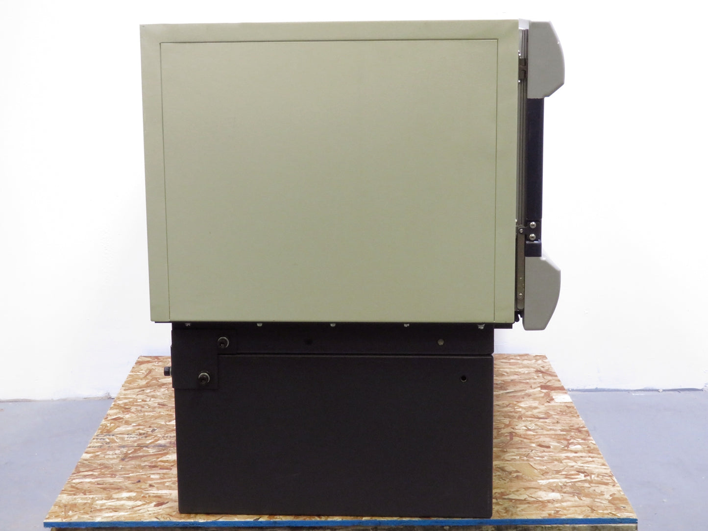 New Brunswick I26R Refrigerated Incubator Shaker