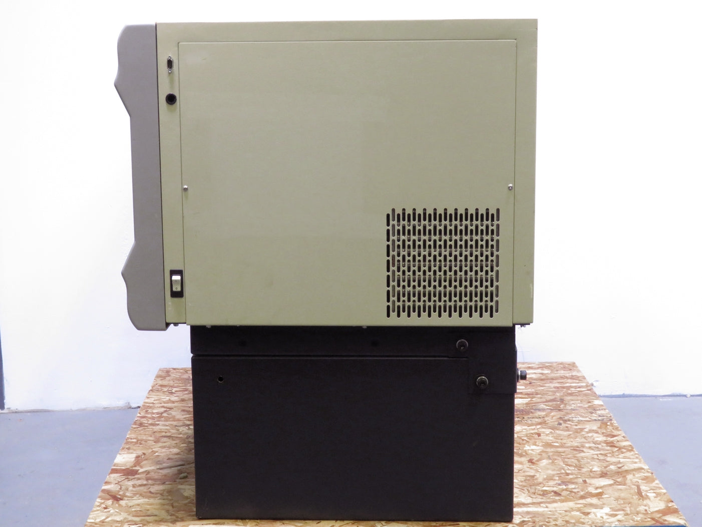 New Brunswick I26R Refrigerated Incubator Shaker